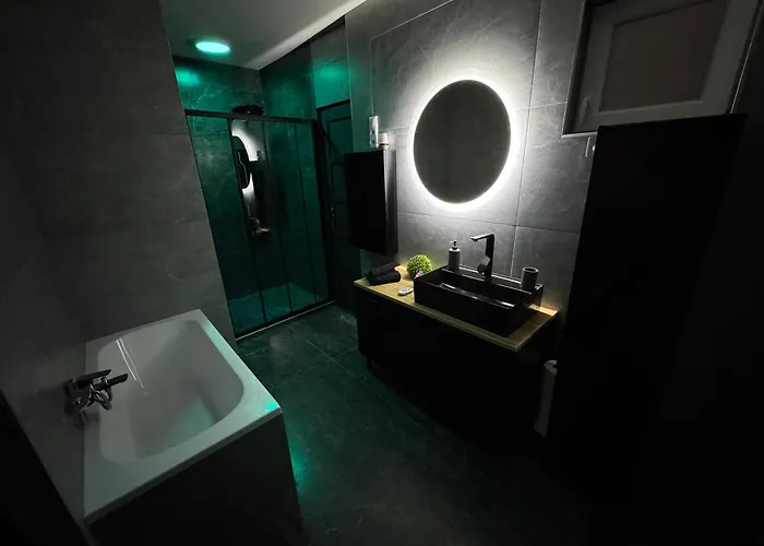 Newplace Luxury Apartment *